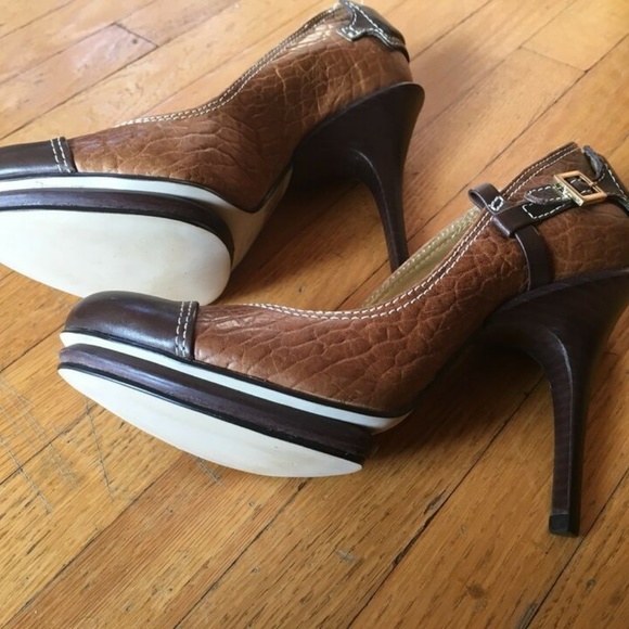 Gorgeous Two Tone Genuine Leather Dumond Heels - Picture 3 of 4